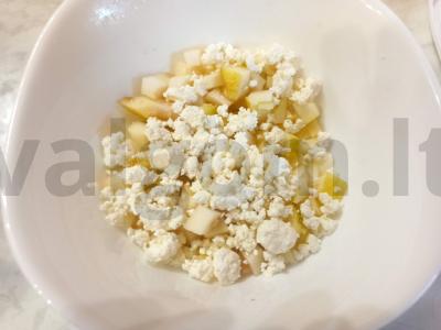 Salotos su obuoliu, varškės sūriu ir sūriu Žingsnis 3