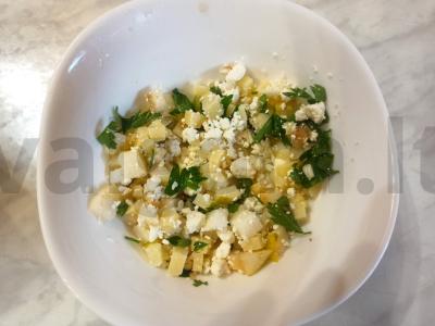 Salotos su obuoliu, varškės sūriu ir sūriu pagrindine nuotrauka