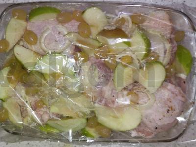 Vištienos šlaunelės, keptos su obuoliais ir vynuogėmis Žingsnis 2