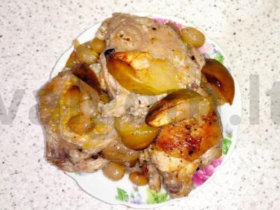 Vištienos šlaunelės, keptos su obuoliais ir vynuogėmis pagrindine nuotrauka