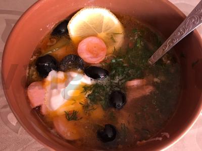 Sriuba „Soljanka“ su vištiena, kiauliena ir jautiena pagrindine nuotrauka