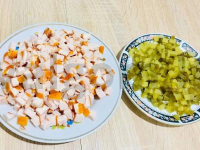 Salotas su rūkytomis vištienos krūtinėlėmis, marinuotais agurkais, papuoštas migdolais Žingsnis 1