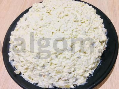 Salotas su rūkytomis vištienos krūtinėlėmis, marinuotais agurkais, papuoštas migdolais Žingsnis 3