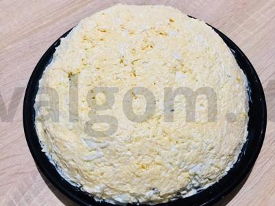 Salotas su rūkytomis vištienos krūtinėlėmis, marinuotais agurkais, papuoštas migdolais pagrindine nuotrauka