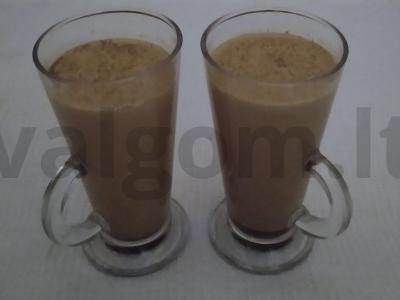 Šviežiai virta kava su cinamonu ir grietinėle pagrindine nuotrauka