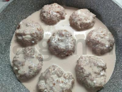 Kotletai grietinės-tomato padaže Žingsnis 4