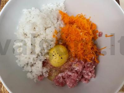 Kiaulienos faršo kotletai grietinėje keptuvėje Žingsnis 3