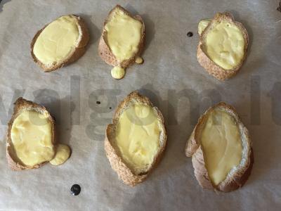 Namų pyragėliai „Sūrio pyragas“ iš trijų ingredientų pagrindine nuotrauka