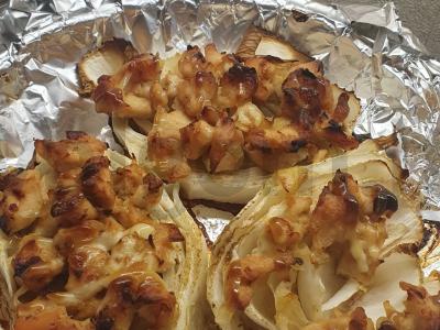 Kopūstų laivai su vištiena pagrindine nuotrauka