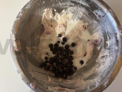 Namų juodųjų serbentų ledai su sausainių gabaliukais Žingsnis 1