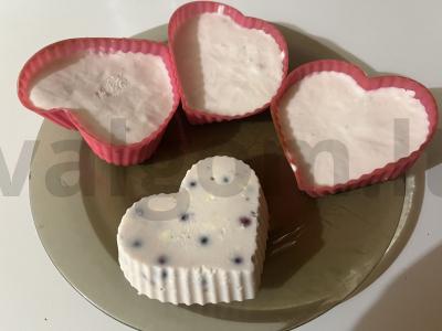 Namų juodųjų serbentų ledai su sausainių gabaliukais pagrindine nuotrauka