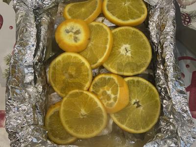 Kepta baltoji upėtakis su apelsinais pagrindine nuotrauka