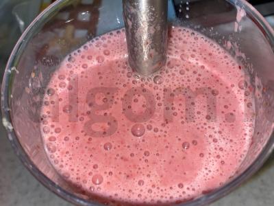 Banano-braškių-kiwi kokteilis su karštu pienu Žingsnis 1