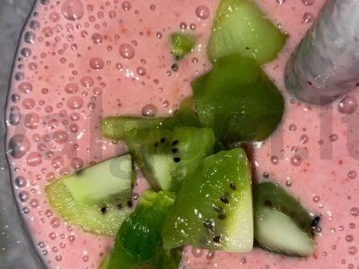 Banano-braškių-kiwi kokteilis su karštu pienu Žingsnis 2