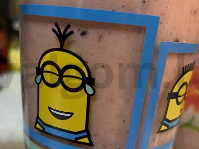 Banano-braškių-kiwi kokteilis su karštu pienu pagrindine nuotrauka