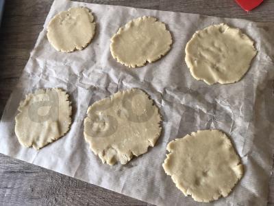 Sausainių iš trapios tešlos su juodųjų serbentų uogiene Žingsnis 4