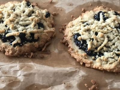 Sausainių iš trapios tešlos su juodųjų serbentų uogiene pagrindine nuotrauka