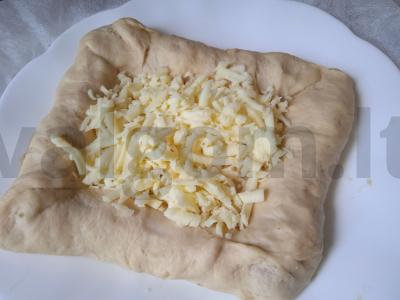 Kvadratinis hachapuri su dešrelių kraštais Žingsnis 3