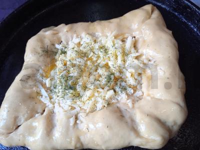 Kvadratinis hachapuri su dešrelių kraštais Žingsnis 4