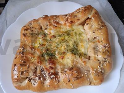 Kvadratinis hachapuri su dešrelių kraštais pagrindine nuotrauka