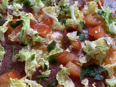 Pica „Naminė“ su salotų lapais pagrindine nuotrauka