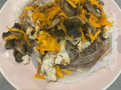 Funchosa su mėsa pagrindine nuotrauka