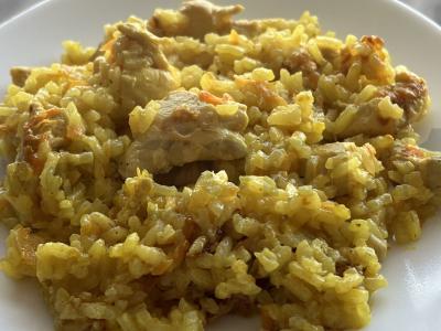 Ryžiai su vištiena keptuvėje pagrindine nuotrauka