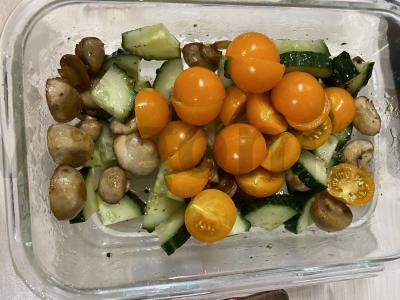 Šviežių daržovių salotos su pievagrybiais Žingsnis 3