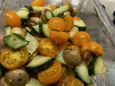 Šviežių daržovių salotos su pievagrybiais pagrindine nuotrauka