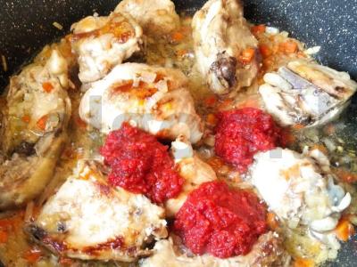 Vištiena pomidorų padaže keptuvėje Žingsnis 4