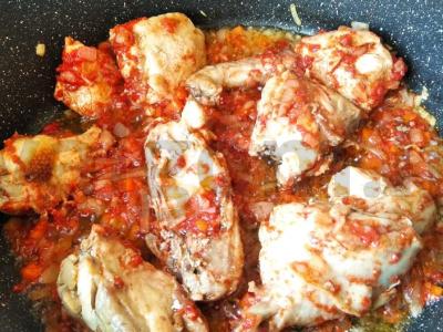 Vištiena pomidorų padaže keptuvėje pagrindine nuotrauka