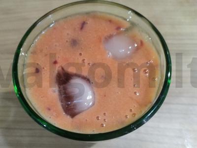 Nuostabus obuolių sulčių kokteilis su persikais ir ananasais pagrindine nuotrauka