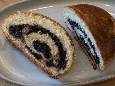 Rulėtas su aguonomis pagrindine nuotrauka