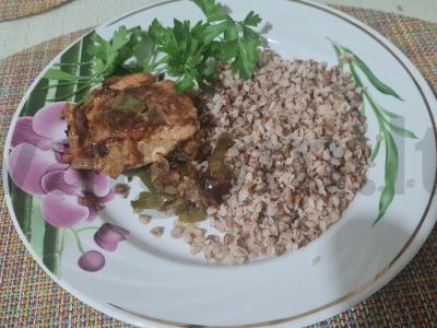 Kepta vištiena su prieskoniais ir aštriu pipiru pagrindine nuotrauka