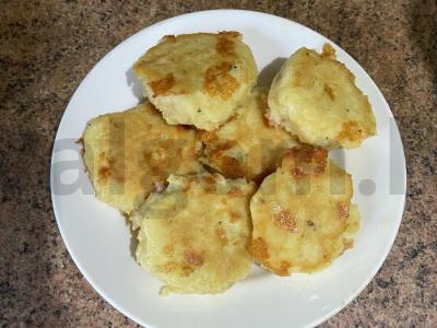 Bulvių blynai su mocarelos sūriu pagrindine nuotrauka