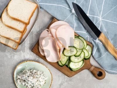 Sumuštinis su feta, kumpiu ir graikiniais riešutais Žingsnis 1