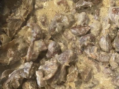 Širdelės su skrandžiais grietinės padaže pagrindine nuotrauka