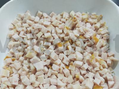 Salotas su rūkytomis vištienos krūtinėlėmis ir ananasais Žingsnis 1