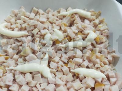 Salotas su rūkytomis vištienos krūtinėlėmis ir ananasais Žingsnis 2