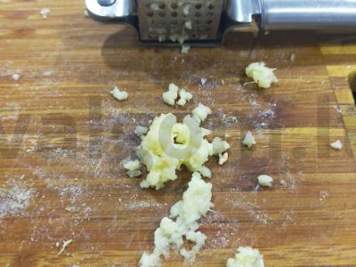 Salotas su rūkytomis vištienos krūtinėlėmis ir ananasais Žingsnis 5