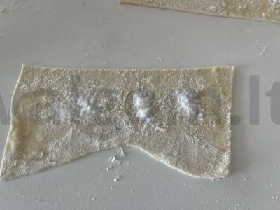 Sluoksniuoti sausainiai su cukrumi Žingsnis 2