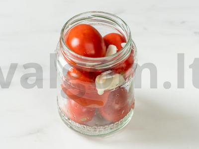 Marinuoti pomidorai su česnaku Žingsnis 2