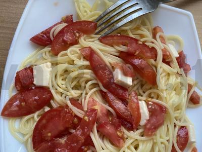 Makaronai su pomidorais ir sūriu pagrindine nuotrauka