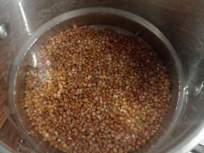 Grikių košė su pienu ir sviestu pusryčiams Žingsnis 1