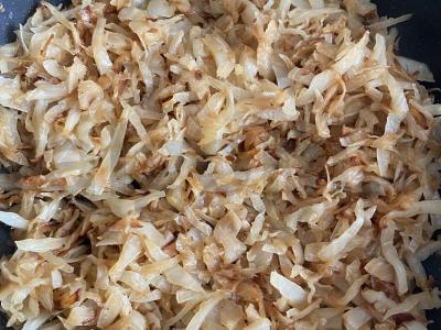 Troškinta kopūstai su baltu svogūnu pagrindine nuotrauka