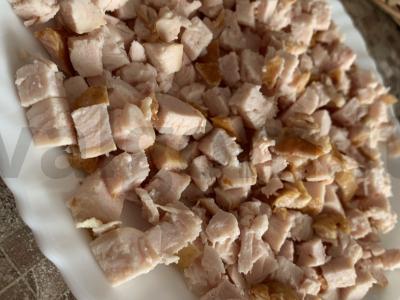 Sluoksniuotas salotas „Pavasaris“ su vištienos krūtinėle, kukurūzais ir traškučiais Žingsnis 1