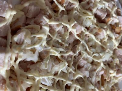 Sluoksniuotas salotas „Pavasaris“ su vištienos krūtinėle, kukurūzais ir traškučiais Žingsnis 3