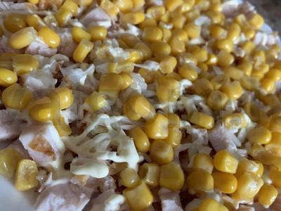 Sluoksniuotas salotas „Pavasaris“ su vištienos krūtinėle, kukurūzais ir traškučiais Žingsnis 4