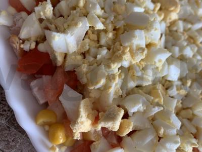 Sluoksniuotas salotas „Pavasaris“ su vištienos krūtinėle, kukurūzais ir traškučiais Žingsnis 6