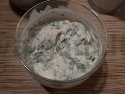 Baltas padažas mėsai pagrindine nuotrauka